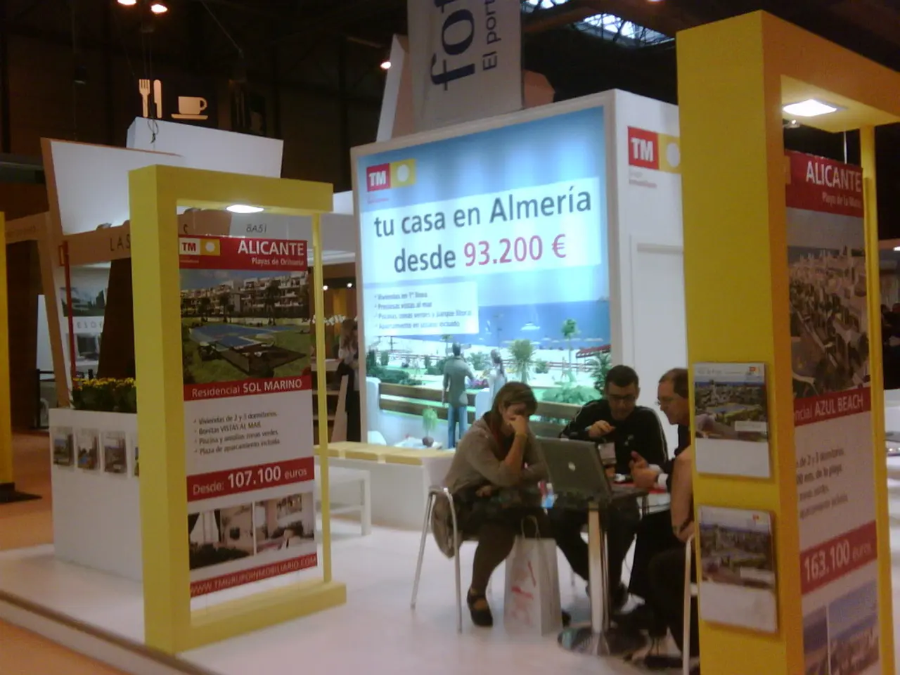 Video footage surfaces of Rahul Gandhi's interaction with BJP demonstrators brandishing black flags...