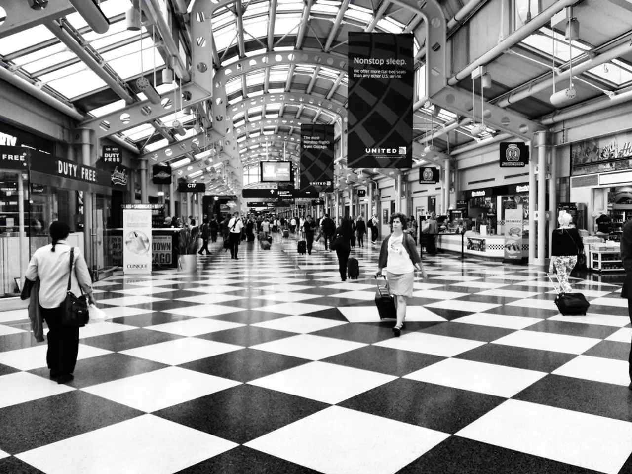 Venice Introduces Traffic Signals for Tourists, Shackles for Thieves (Rephrased)