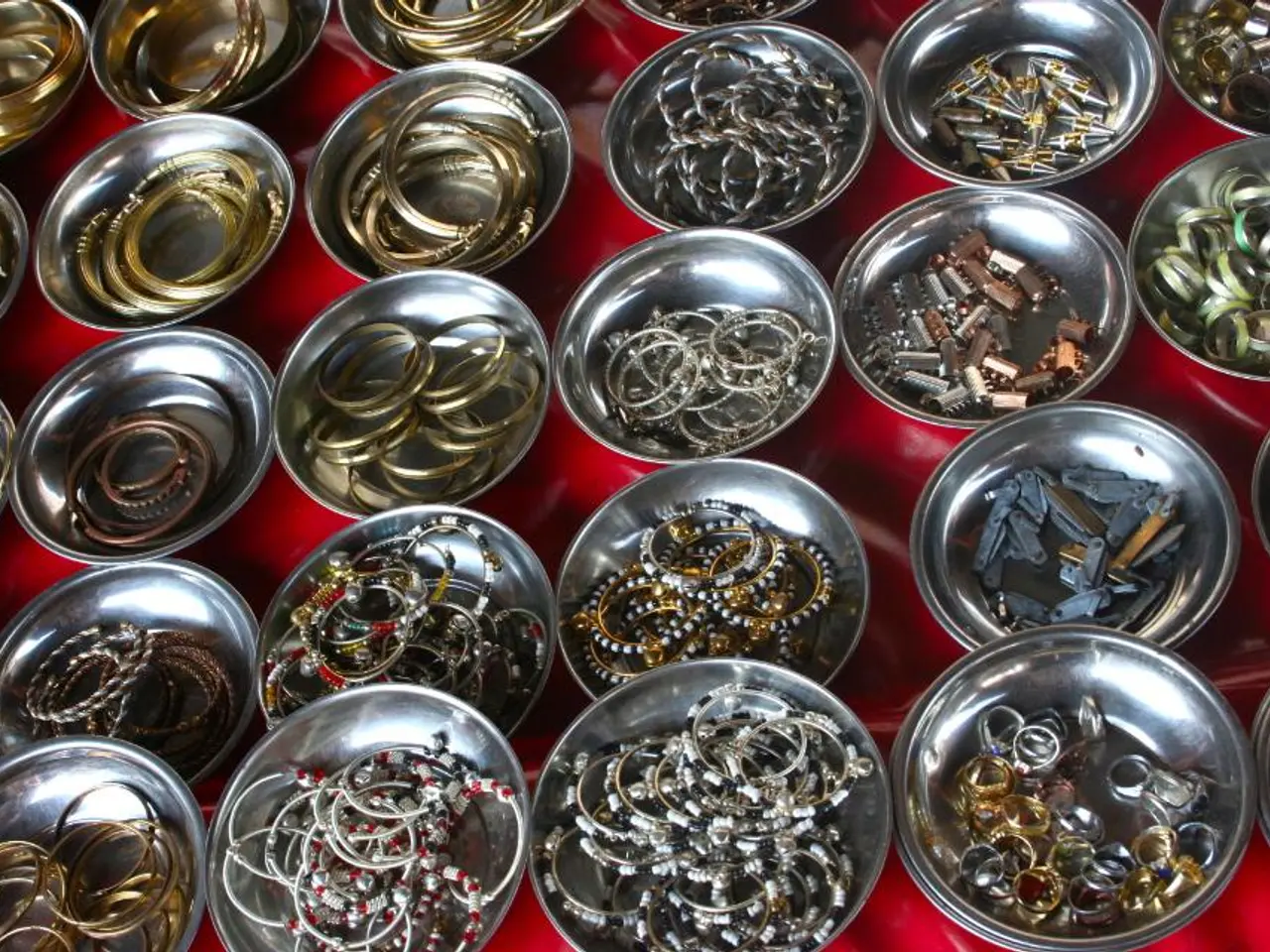 "Comprehensive Guide on Crafting Netherite Armor in Minecraft"