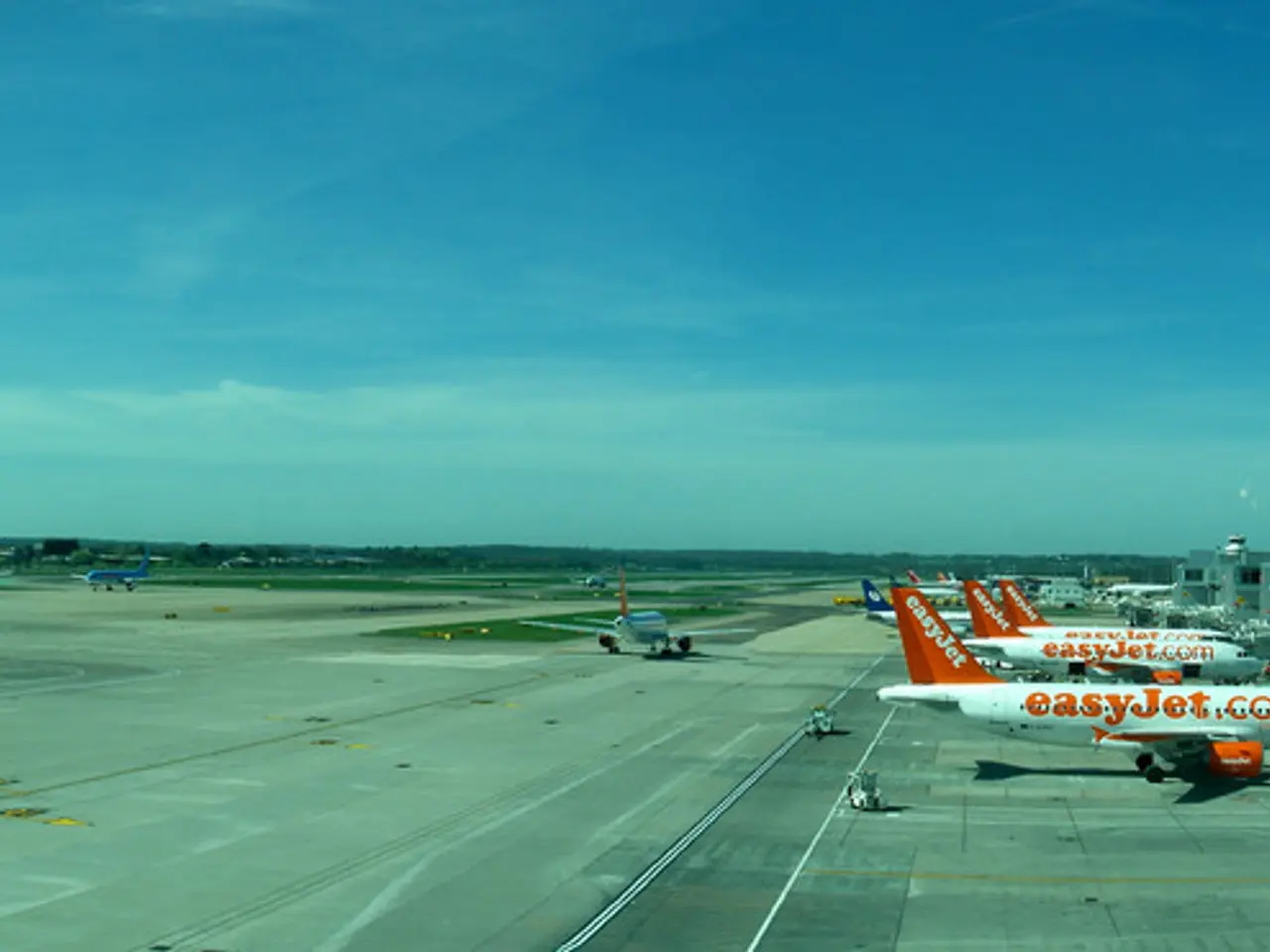 Thousands of employees work during a holiday to expedite the delayed Long Thành airport...