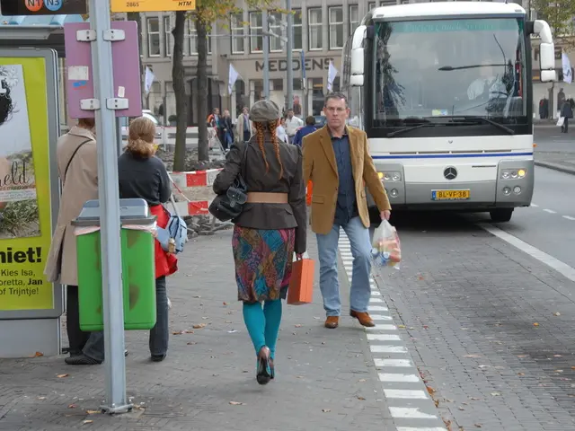 Vicious assault at Regensburg bus stop involving thrown glass bottles and pepper spray spraying