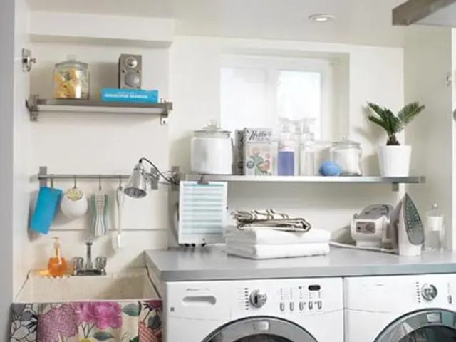 Comparing Dehumidifiers and Tumble Dryers: Which is Ideal for Drying Laundry?
