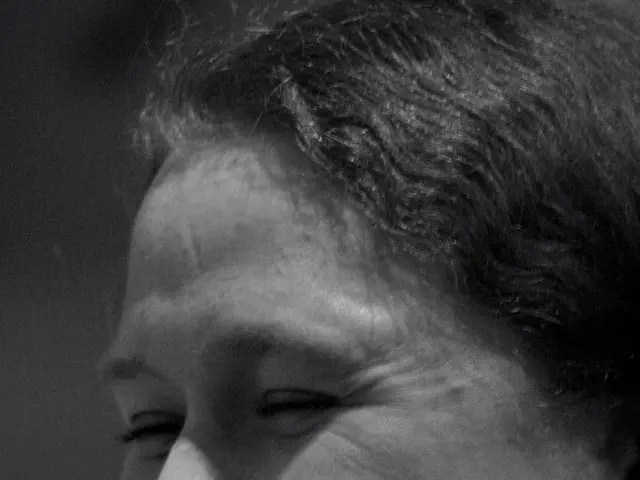 Romero, standing in for Ónega in YAS, admits that she has fallen in love for the first time.