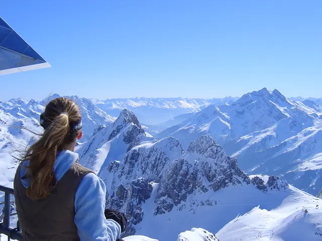 Stranded mountaineer endures a week on snowy peak with fractured limb, Russian descent