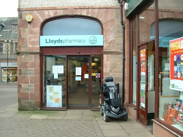 Tourist, upon reaching Pharmacy on Sylt, finds himself amazed by unexpected scene