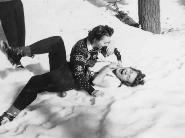 Unsettling Discovery: Scientists Uncover Green Phenomena under Arctic Ice