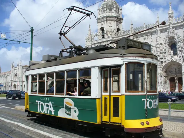 Derailed Tram in Dresden: Emergency responders restore tram to tracks
