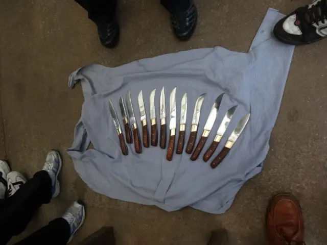 Border Control at Waidhaus A6: Albanian Nationals Detained Possessing Prohibited Knife by Federal...