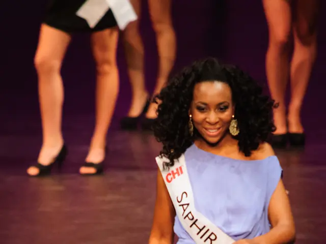 Top 4 High-Waisted Pants for Women to Showcase Confidence