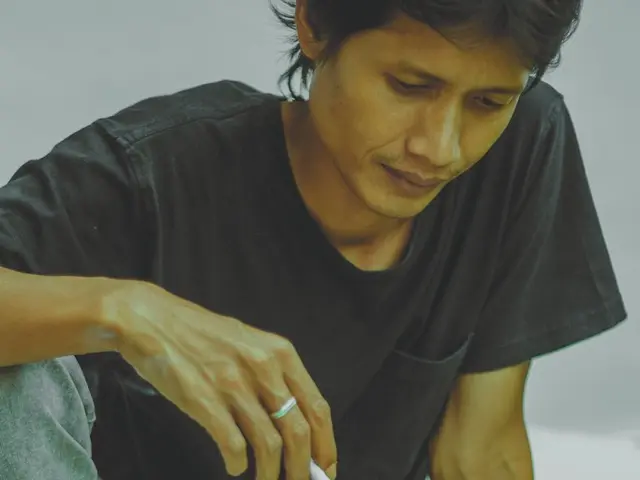 How does the cessation of smoke from cigarettes function?