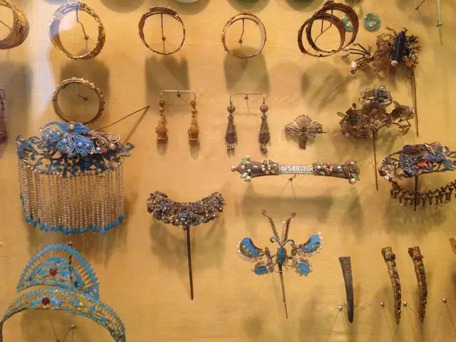 Luxurious Gold-Dusted Christmas Decorations: A Classic Touch for Your Holiday Display - Discover...