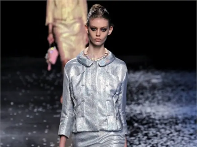 Elderly woman subjected to assault and theft in her own home by multiple women in her apartment