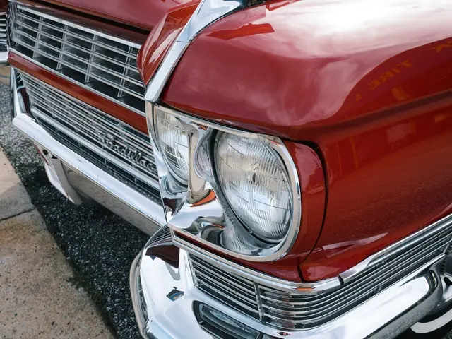 Car crash reported on Heerstraße, Wilhelmshaven: Two individuals sustain minor injuries, according...