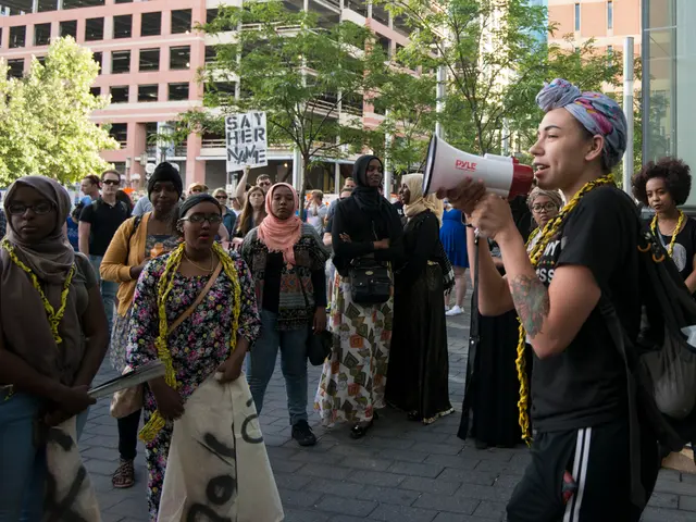 Roommate Dispute: Debate Over Staying in Apartment Due to Conservative Muslim Mother's Presence