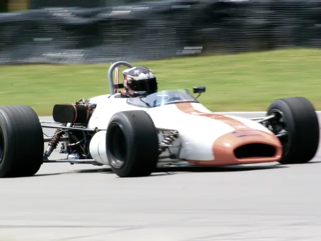 Dispute at Gas Station: Two Women Engage in Physical Altercation Due to 'No Helmet, No Fuel'...