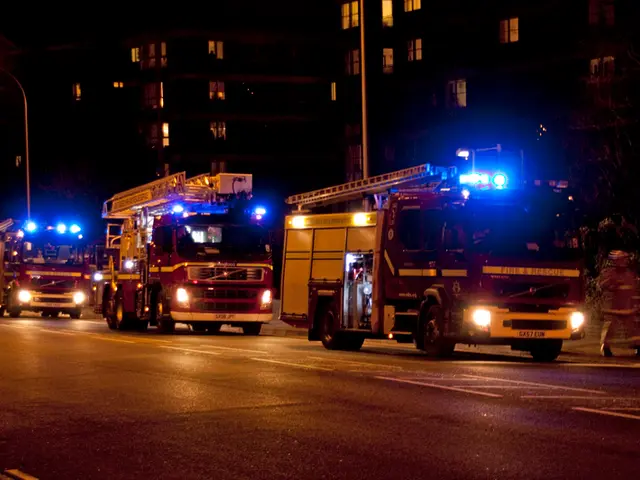 Firetruck called to scene: B173 road blocked due to burning truck at Niederschöna locale