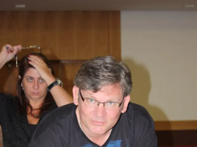 Comparing AI and Human Writing Methods: Discover the Writing Solution Tailored for You