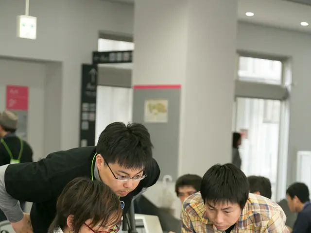 Comparing Virtual Assistants vs Traditional Personal Assistants: Make an Informed Choice