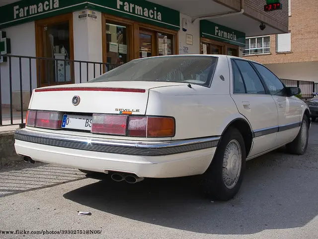 Hyundai Tucson of a pale hue sped into the vicinity, swiftly departing afterwards.