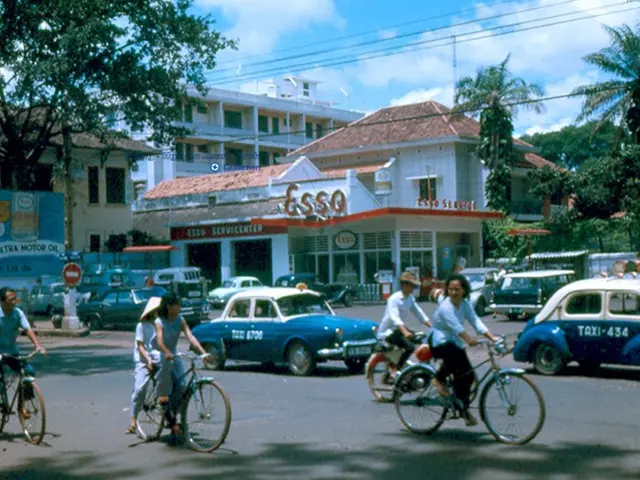 Amusingly impressive are the photographic skills of non-professionals in photography competitions...