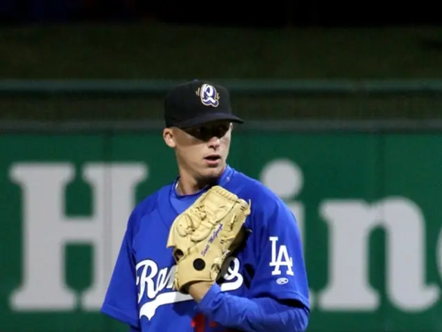 Five minion-like criminals, wielding weapons, ambush and loot a casino worker in Bellevue,...